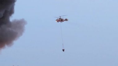 Helikopter şehir yangın söndürme. Su havadan yangın söndürme. helikopter alev ve duman. İtfaiyeciler bir ekip tutun. Hortum ve bir ev yangını söndürdü. İtfaiyeciler yangın