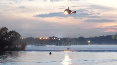 Helikopter Bakanlığı acil durumlar. Helikopter bir yangın söndürmek için nehir su toplar. Kurtarma