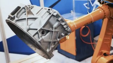 Endüstriyel robot manipülatör hareketleri kontrol ünitesi programlanır. Robot mekanizması fabrikada çalışıyor. Robot araba parçaları üretim hattında Fabrikası'nda kaynak. Robotik Kol Cybernetic sistem