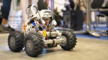 Robotik için makine. Çocuk daktilo, yüksek teknoloji. Robotlar otomobil fabrikasında boya vardır. Sibernetik sistem bugün. Oyun endüstrisi ve hareket siberuzayda izleme. çocuk oyuncak.