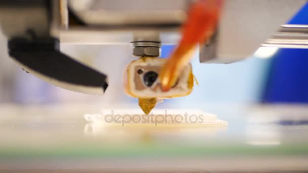 Secuencia de impresora 3D de trabajo. Impresión con filamento de alambre de plástico en la impresora 3D. La impresión 3D está convirtiendo lo imposible en lo posible. Impresora tridimensional durante el trabajo en laboratorio escolar — Vídeos de Stock