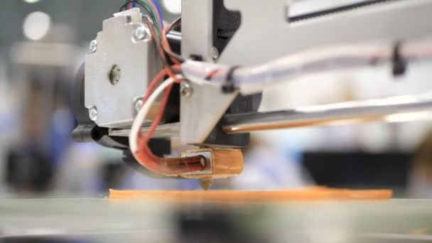 Afdrukken met Plastic draad gloeidraad op de 3D-Printer. Close up van prototype van handwerk 3D-printer. 4 k wetenschappelijk onderzoek ingenieurs die werkzaam zijn in een lab met computer en 3D-printer — Stockvideo