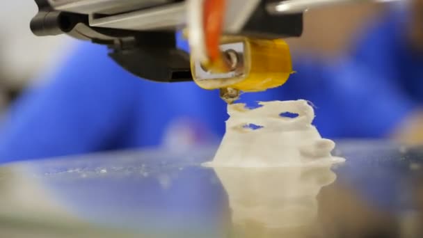 3D printen op de campus van de student. Nieuwe technologieën in het onderwijs. Silicon Valley en campus. Opstarten. Afdrukken met Plastic draad gloeidraad op de 3D-Printer. Kunststof 3D-model. Prototype van het product. — Stockvideo