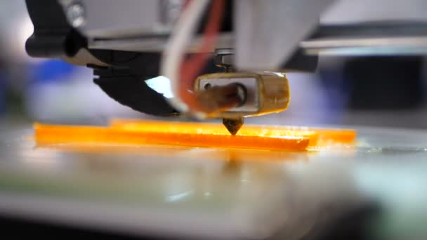 Utskrift med plast tråd glödtrådens på 3d-skrivare. Automatiska tre dimensionella 3d skrivaren utför produkt skapelse. Moderna 3d-utskrifter eller additiv tillverkning och robotautomation teknik — Stockvideo