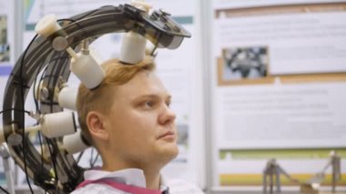 Beyin araştırmaları. Düşünce gücü. Adam denetimleri uzaktan beyin yardımıyla. Kablolu bir Eeg makinesi veya elektriksel etkinliğinin grafiksel kaydını üreten electroencephalograph adam