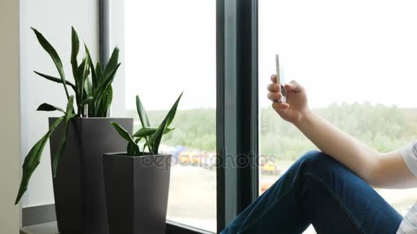 Zbliżenie, młody człowiek rąk podczas pisania sms przewijanie zdjęć telefon. wpisywanie wiadomości tekstowej w parku na jego telefon komórkowy podczas przerwy na rowerze przystojny mężczyzna. Wirydarz-do góry ręce za pomocą ekranu dotykowego — Wideo stockowe