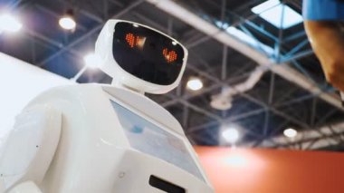Modern robotik teknolojiler. Bir adam bir robot ile iletişim kurar plastik mekanik bir kol için robot, basar el sıkışma. Bir adam bir robot ile iletişim kuran bir plastik mekanik kol robot için presler