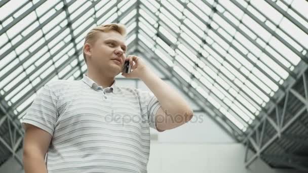 El hombre del teléfono inteligente llama al teléfono móvil por la noche en la ciudad. Hombre de negocios joven guapo hablando en el teléfono inteligente sonriendo feliz usando chaqueta de traje al aire libre. Hombre urbano profesional en sus 20 años . — Vídeo de stock