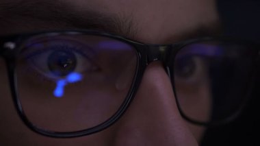 Adam bitcoins bitcoin çiftliğinde kazanır. Erkek bitcoins cryptocurrency onun smartphone kullanarak bir ödeme yapmadan. Özel uygulama arayüz tasarımı. Gözlük smartphone ile btc yansıması. Genç bu