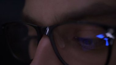 Adam bitcoins bitcoin çiftliğinde kazanır. Erkek bitcoins cryptocurrency onun smartphone kullanarak bir ödeme yapmadan. Özel uygulama arayüz tasarımı. Gözlük smartphone ile btc yansıması. Genç bu