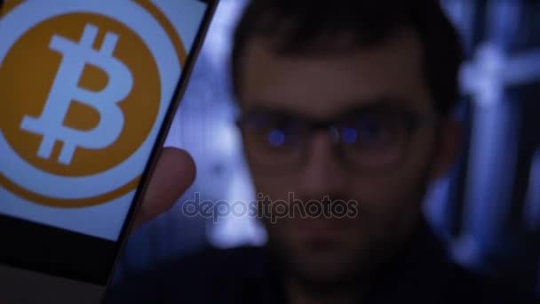 Btc。 男は bitcoin 農場で bitcoins を稼いでいる証券取引所を獲得しました。男性は bitcoins cryptocurrency 彼のスマート フォンを使用しての支払いを作るします。世界的な cryptocurrency とデジタル決済システム — ストック動画