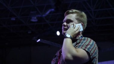 Akıllı telefon adam cep telefonunuzda gece şehirde arıyor. Yakışıklı genç iş adamı mutlu giyen takım elbise ceket açık havada gülümseyen Smartphone'da konuşuyor. Onun kentsel erkek profesyonel. Güven mutluluk