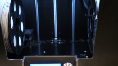 çalışma 3d yazıcı sırası. Tripod. Plastik tel Filament 3d yazıcı ile baskı. Okul laboratuvar, 3d plastik, 3d baskı çalışması sırasında üç boyutlu yazıcı.