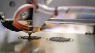 3D baskı öğrenci kampüste. Eğitimde yeni teknolojileri. Silikon Vadisi ve kampüs. Başlangıç. Plastik tel Filament 3d yazıcı ile baskı. Plastik 3d modeli. Prototip ürün