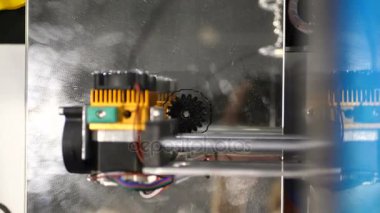 Plastik tel Filament 3d yazıcı ile baskı. Üç boyutlu yazıcı sırasında okul laboratuvar, plastik yazıcı, adet eser bulunmaktadır. Yazıcı iş başında. office project kullanarak modelleri oluşturma.