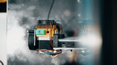 İki Mimarlar modeller 3d printerlere harcama maddeler kullanarak proje oluşturma ofiste çalışıyor. Plastik tel tel ile yazdırma. 3D plastik, baskı. Okul laboratuvar çalışması sırasında üç boyutlu yazıcı