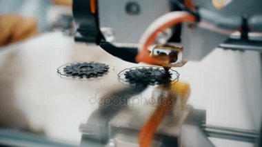 3d DIY yazıcı Yazdırma timelapse plastik mekanik parçalar. Bir açık kaynak DIY 3d yazıcı Dişliler ve makaralar, tek kullanımlık biodegreadable Pla malzeme kullanarak yazdırıyor. Plastik model üzerinde bir 3d printerlere harcama maddeler