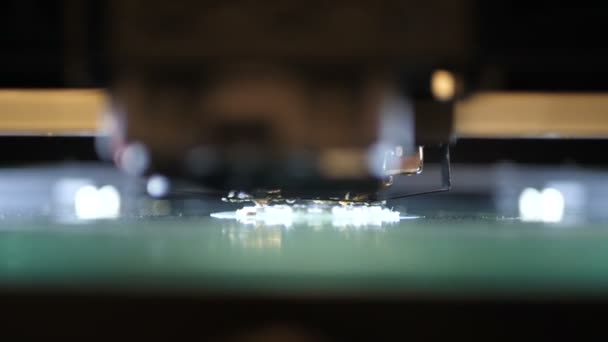 3D diy skrivaren skriver ut mekaniska plastdetaljer i timelapse. En öppen källkod diy 3d utskrift växlar och remskivor med disponibla biodegreadable Pla material. Plast modell på en 3d-skrivare — Stockvideo