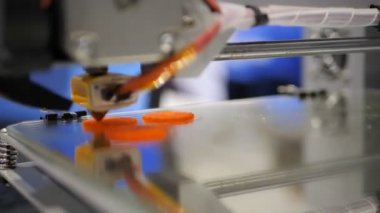 3D yazıcı sırası çalışma. Plastik tel Filament 3d yazıcı ile baskı. Plastik tel tel ile yazdırma. Okul laboratuvar, 3d plastik çalışması sırasında üç boyutlu yazıcı
