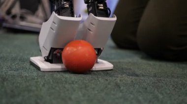 Moskova, Rusya - 15 Ekim 2017: Robotik. Robotlar futbol oynuyorum. Siber oyunları Şampiyonası. Küçük robotlar öğrenciler tarafından toplanan okul laboratuarında. Sibernetik sistem bugün.