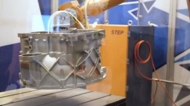 Moskova, Rusya - 15 Ekim 2017: kontrol ünitesi programlanır endüstriyel robot manipülatör hareketleri. Robot mekanizması fabrikada çalışıyor. Robotik Kol Cybernetic sistem