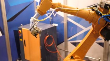 Moskova, Rusya - 15 Ekim 2017: kontrol ünitesi programlanır endüstriyel robot manipülatör hareketleri. Robot mekanizması fabrikada çalışıyor. Robotik Kol Cybernetic sistem