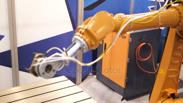Moskou, Rusland - 15 okt 2017: industriële robot manipulator bewegingen die zijn geprogrammeerd in de regeleenheid. Robot mechanisme werkt in de fabriek. Robotachtige wapen Cybernetic systeem — Stockvideo