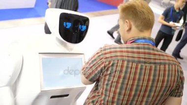 Novosibirsk Rusya - 29 Haziran 2017: Sergiler, insanlarla iletişim kurmak için kullandığı Robot. Robot ile etkileşimli göstermek ziyaretçiler bir iş merkezi ile iletişim kurar. İnsanlar onun dokunmatik ekranın kullanılması