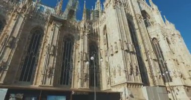 Duomo Di Milano, Milan, İtalya - 10 Ekim 2017: hızlandırılmış. Uçuş kamera. Milan Katedrali Duomo di Milano, Duomo Meydanı Piazza del Duomo, İtalya