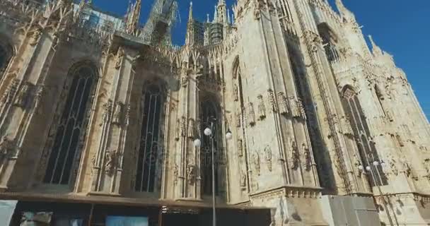 Duomo Di Milano, Milan, Italië - 10 okt 2017: Time-lapse. vlucht camera rond. Milaan kathedraal Duomo di Milano, Duomo plein Piazza del Duomo, Italië — Stockvideo