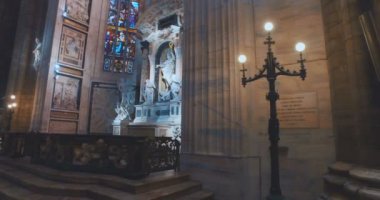 Duomo Di Milano, Milan, İtalya - 10 Ekim 2017: iç ve dış Milano tapınağın içinde. Milan Katedrali Duomo di Milano, Duomo Meydanı Piazza del Duomo, İtalya