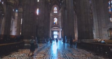 Duomo Di Milano, Milan, İtalya - 10 Ekim 2017: iç ve dış Milano tapınağın içinde. Milan Katedrali Duomo di Milano, Duomo Meydanı Piazza del Duomo, İtalya