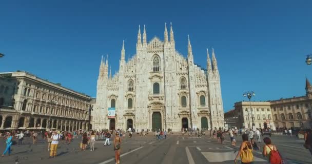 ミラノのドゥオーモ, ミラノ, イタリア - 2017 年 10 月 10 日: コマ撮り。周りに飛行カメラ。ミラノ大聖堂ドゥオーモ ミラノ ドゥオーモ広場 Piazza del Duomo、イタリア — ストック動画