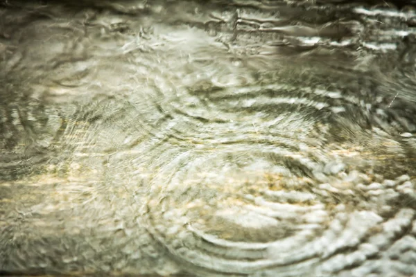 Gotas de lluvia sobre madera, Desenfoque — Foto de Stock