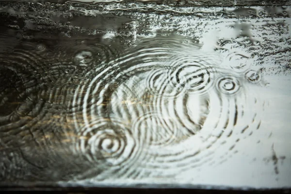 Gotas de lluvia sobre madera, Desenfoque —  Fotos de Stock