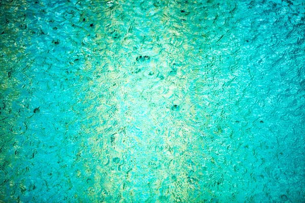 Regendruppels in het zwembad — Stockfoto