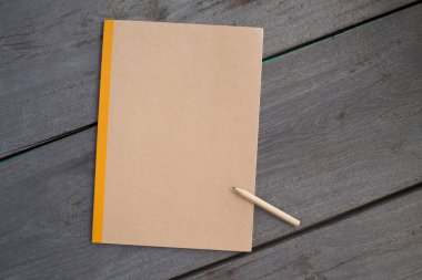 ahşap üzerine geri dönüşüm defter bir kalem