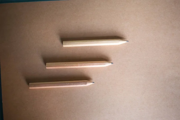 Drei Bleistifte auf Recycling-Notizbuch — Stockfoto