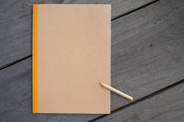 Un lápiz con cuaderno de reciclaje en madera —  Fotos de Stock