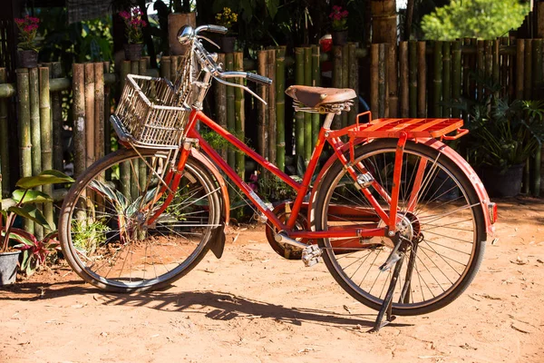 Bicicleta Vintage naranja con cesta de mimbre de madera en el jardín, Coun — Foto de Stock