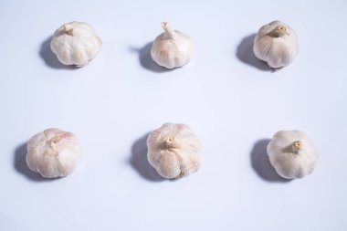 Beyaz arka planda, Allium sativum olarak izole izole sarımsak 