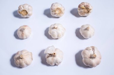 Beyaz arka planda, Allium sativum olarak izole izole sarımsak 