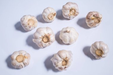 Beyaz arka planda, Allium sativum olarak izole izole sarımsak 