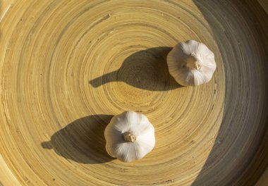 Ahşap tepsi arka plan, ahşap plaka zemin üzerine sarımsak sarımsak,