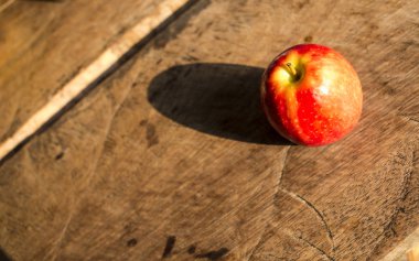 ahşap arka plan üzerinde kırmızı elma
