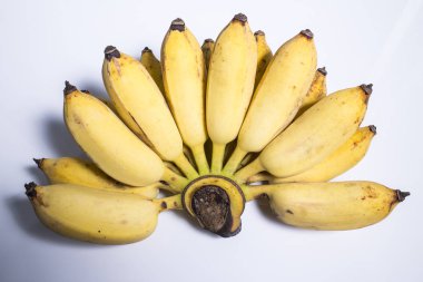 Beyaz zemin üzerinde ekilmiş muz izole