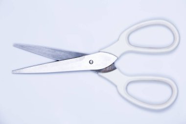 Makas beyaz arkaplanda izole edildi