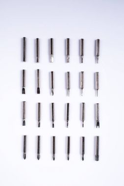 Beyaz arka plan üzerinde biraz tornavida grup izole, yakın çekim