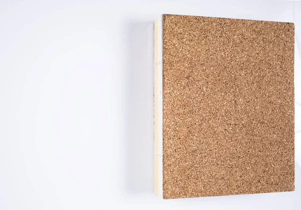 Notebook realizzato da sughero isolato su sfondo bianco, Primo piano — Foto Stock
