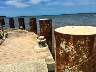 Denizin üzerinde beton köprü